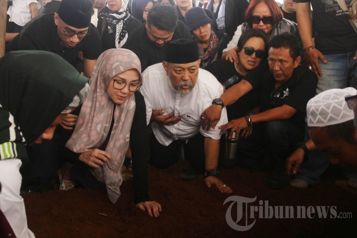 Pemakaman Istri Indro Warkop