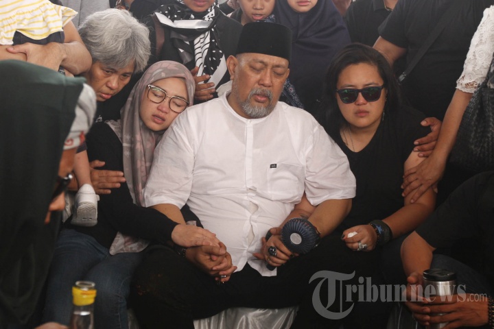Pemakaman Istri Indro Warkop