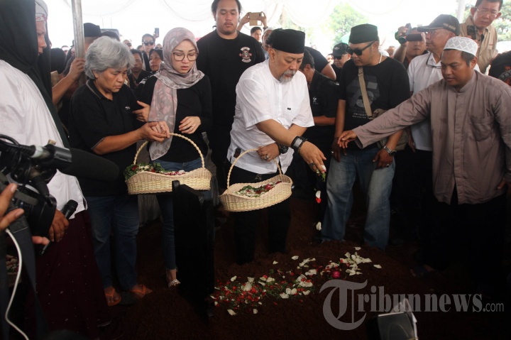 Pemakaman Istri Indro Warkop