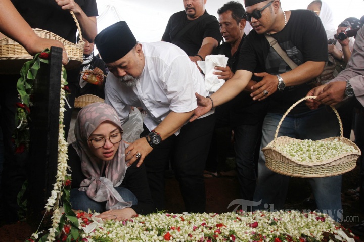 Pemakaman Istri Indro Warkop