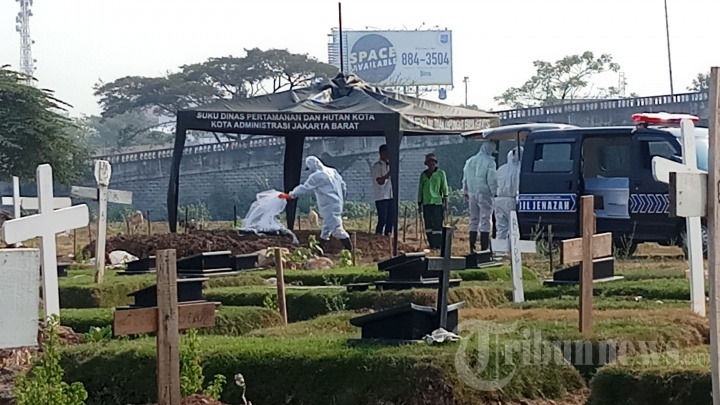 Pemakaman Jenazah dengan Protokol Covid-19 di TPU Tegal Alur