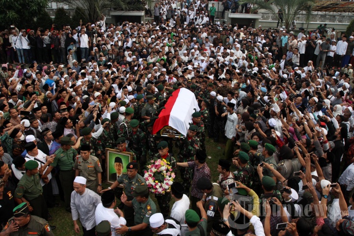 Ribuan warga mengusung jenazah alm. KH Ahmad Hasyim Muzadi usai disalatkan di Kompleks Pesantren Al Hikam, Depok, Jawa Barat, Kamis (16/3/2017). Hasyim Muzadi meninggal dunia pada Kamis (16/3/2017) pagi di Malang dikarenakan kesehatannya yang memburuk. 
