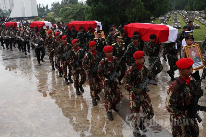 Pemakaman Korban Heli Jatuh Di Poso