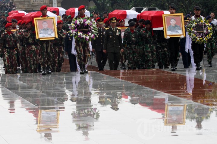 Pemakaman Korban Heli Jatuh Di Poso