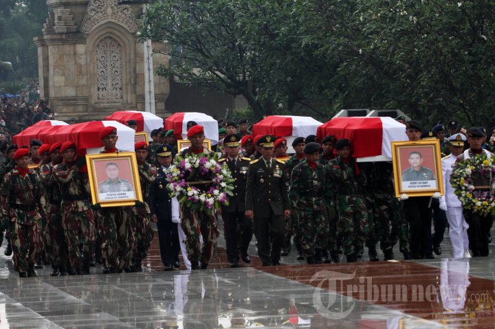 Pemakaman Korban Heli Jatuh Di Poso