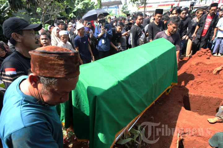 Pemakaman Korban Kecelakaan Bus di Subang