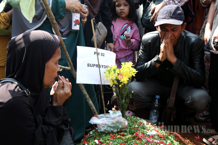 Pemakaman Korban Kecelakaan Bus di Subang