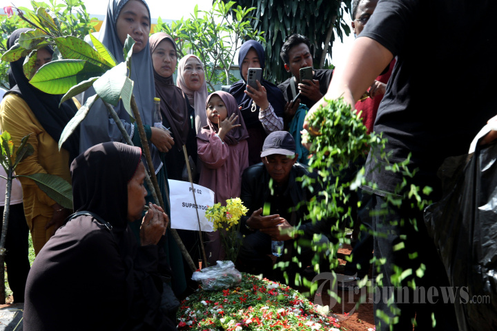 Pemakaman Korban Kecelakaan Bus di Subang