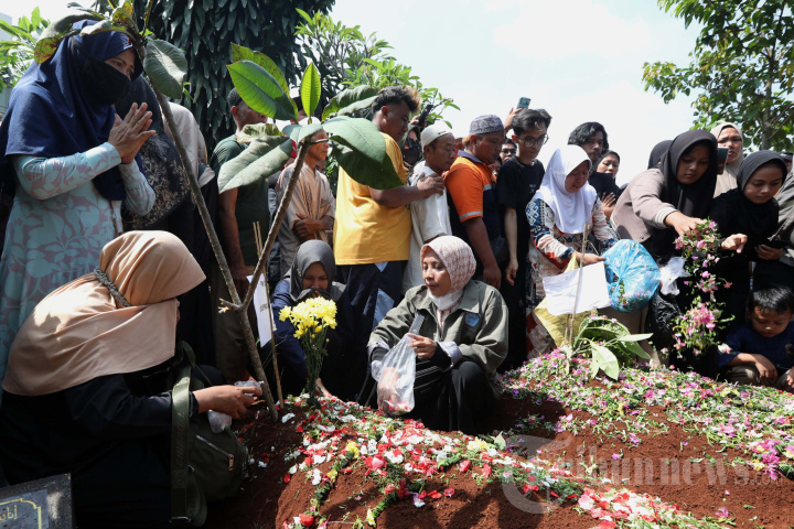 Pemakaman Korban Kecelakaan Bus di Subang