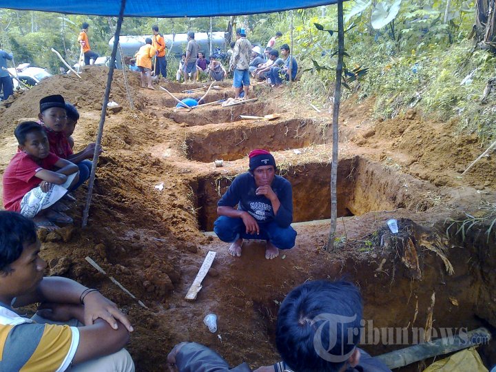 Pemakaman Massal Korban Tanah Longsor Banjarnegara