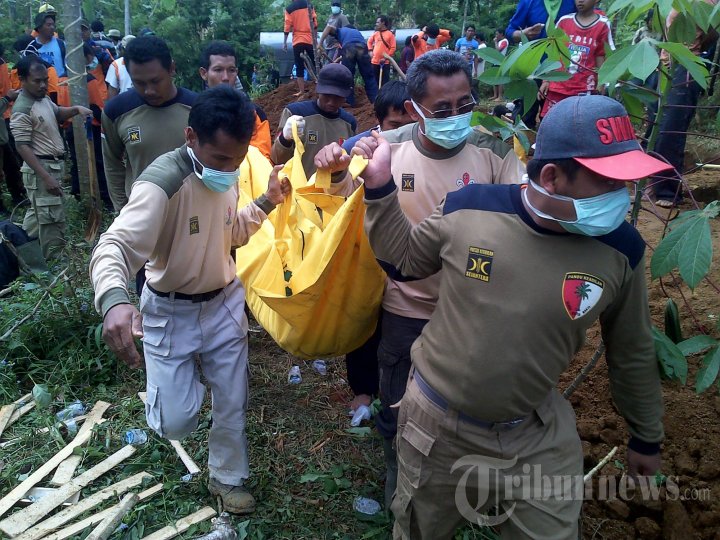 Pemakaman Massal Korban Tanah Longsor Banjarnegara