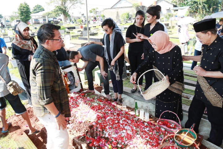 Pemakaman Nien Lesmana