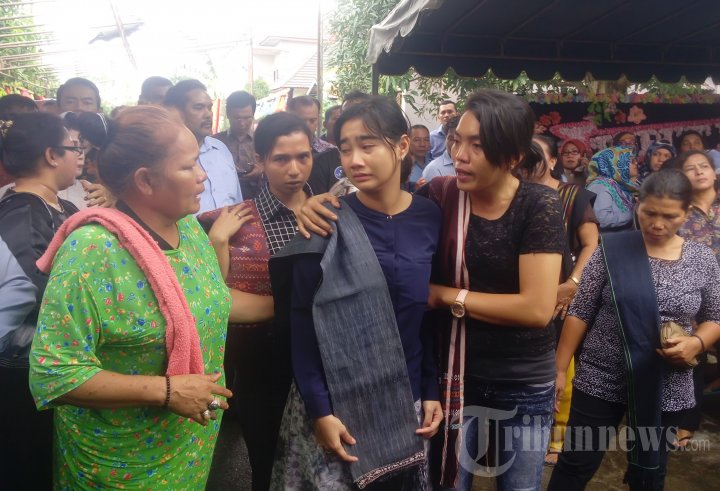Pemakaman Petugas Pajak yang Tewas Ditikam