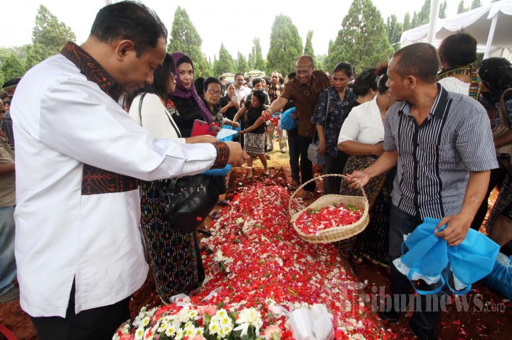 Pemakaman Suami Mantan Menkes Nafsiah Mboi