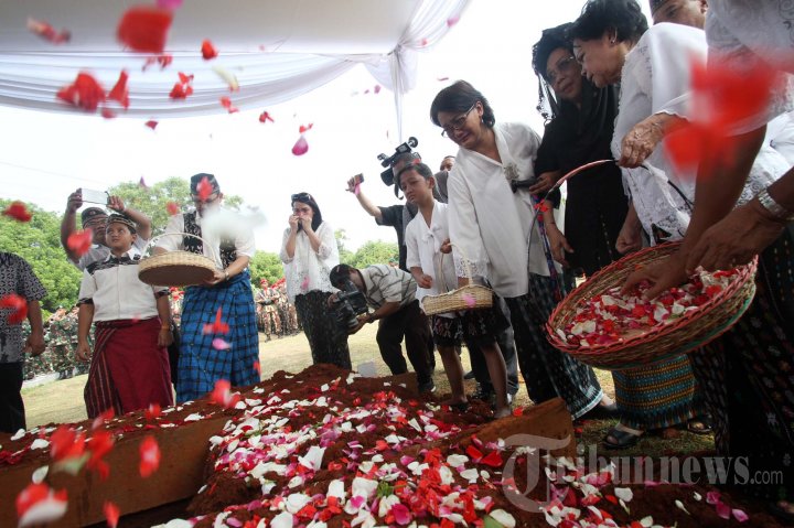 Pemakaman Suami Mantan Menkes Nafsiah Mboi