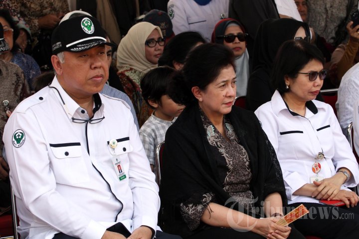 Pemakaman Suami Mantan Menkes Nafsiah Mboi