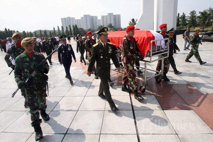 Pemakaman Suami Mantan Menkes Nafsiah Mboi