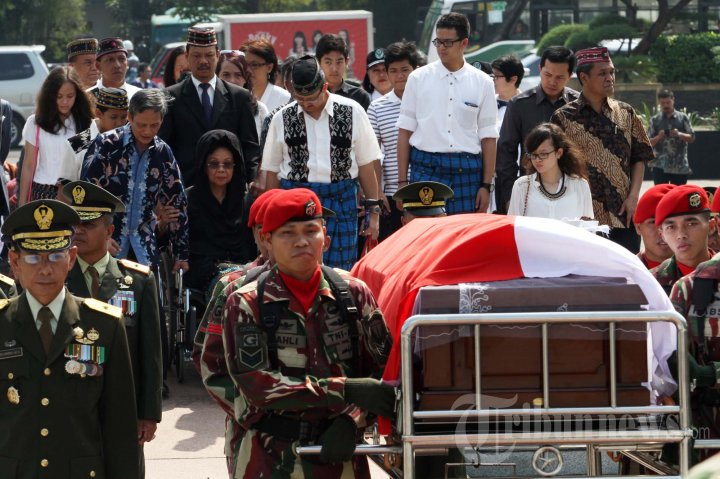 Pemakaman Suami Mantan Menkes Nafsiah Mboi