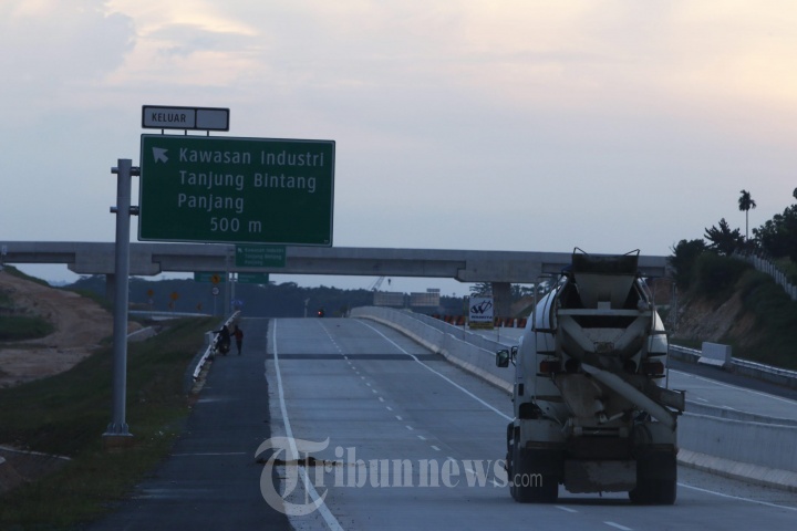 Pemandangan Sanset Jalan Tol Trans Sumatera