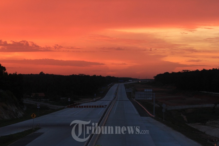 Pemandangan Sanset Jalan Tol Trans Sumatera