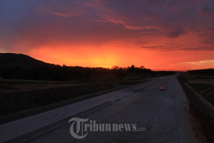 Pemandangan Sanset Jalan Tol Trans Sumatera