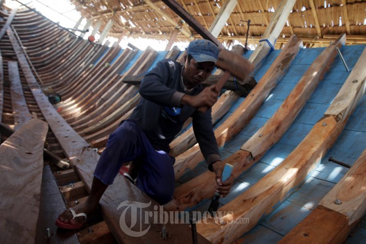 Pemasangan Lepe Perahu Pinisi Pusaka Indonesia
