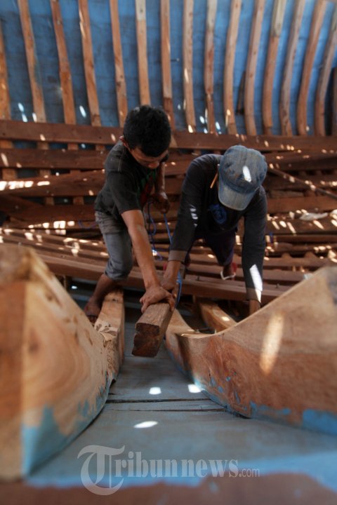 Pemasangan Lepe Perahu Pinisi Pusaka Indonesia