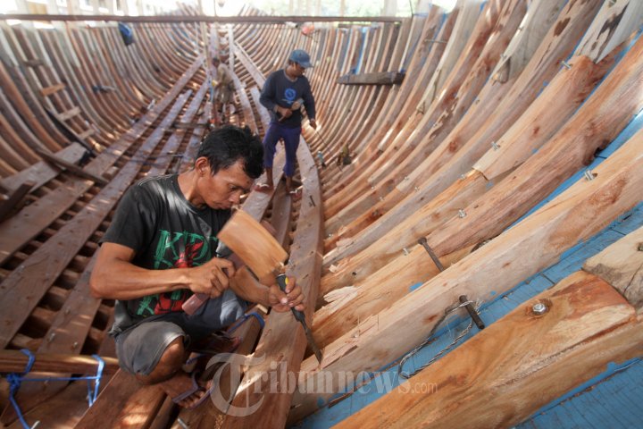 Pemasangan Lepe Perahu Pinisi Pusaka Indonesia