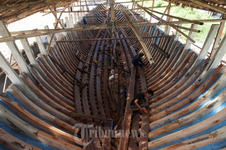 Pemasangan Lepe Perahu Pinisi Pusaka Indonesia
