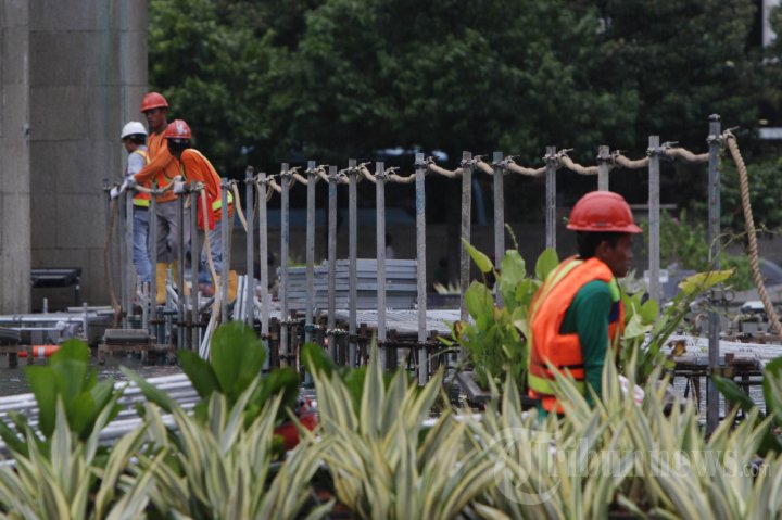 Pemasangan Penyangga Patung Bundaran HI