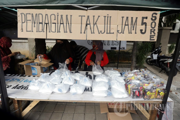 Pembagian Takjil Gratis dengan Menerapkan Jarak Fisik