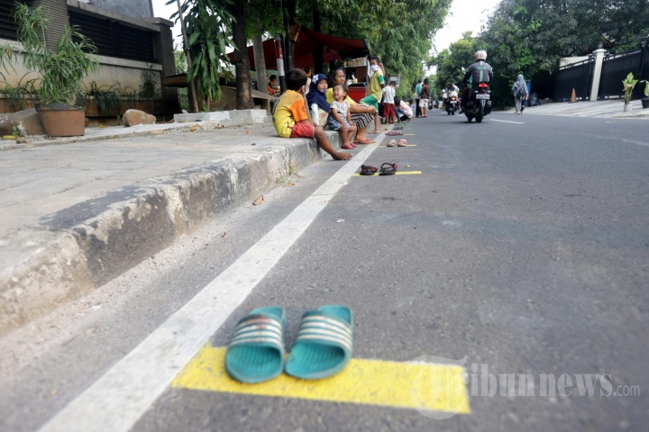 Pembagian Takjil Gratis dengan Menerapkan Jarak Fisik