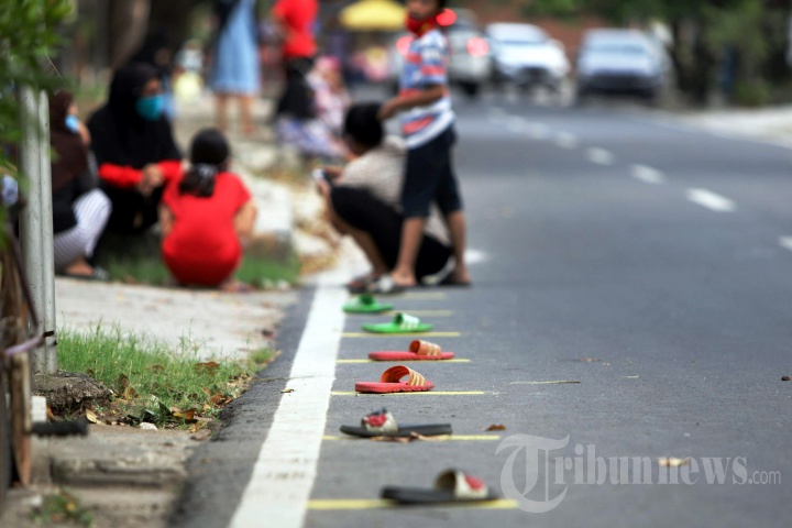 Pembagian Takjil Gratis dengan Menerapkan Jarak Fisik