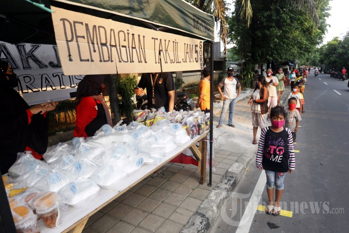 Pembagian Takjil Gratis dengan Menerapkan Jarak Fisik