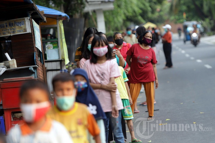 Pembagian Takjil Gratis dengan Menerapkan Jarak Fisik