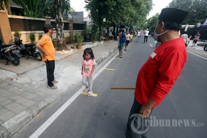 Pembagian Takjil Gratis dengan Menerapkan Jarak Fisik