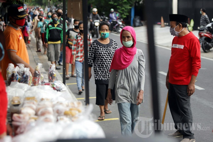 Pembagian Takjil Gratis dengan Menerapkan Jarak Fisik