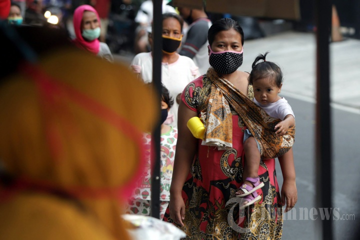 Pembagian Takjil Gratis dengan Menerapkan Jarak Fisik