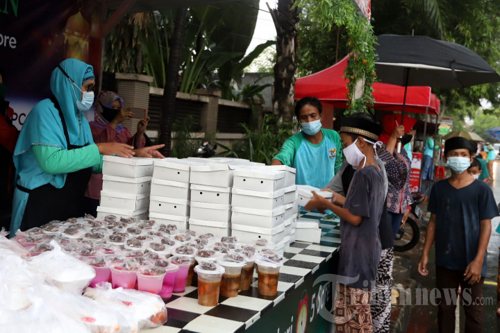 Pembagian Takjil Gratis di Cempaka Putih Jakarta Timur