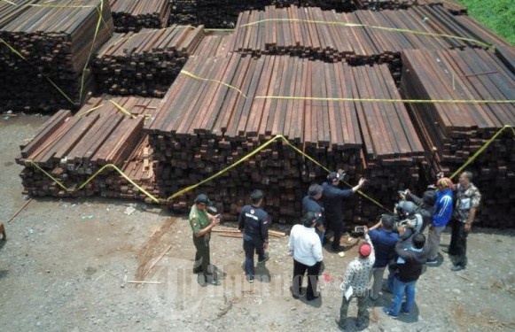 Pembalakan Liar Kayu Merbau Asal Papua