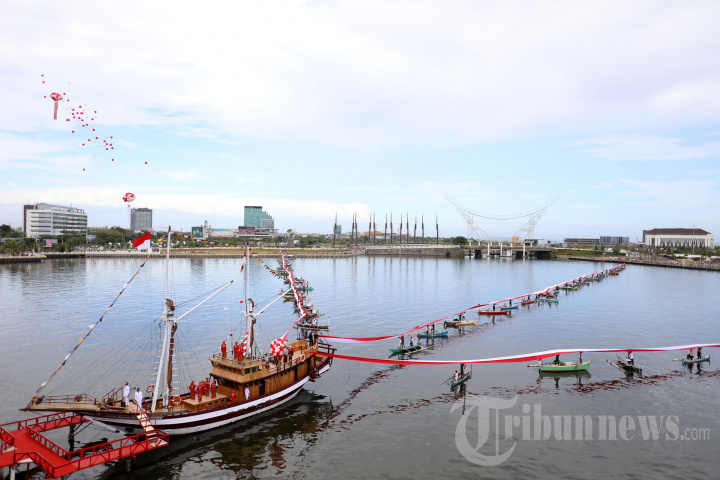 Pembentangan Kain Bendera 1.000 Meter di Atas Laut Pantai Losari