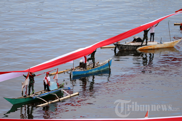 Pembentangan Kain Bendera 1.000 Meter di Atas Laut Pantai Losari