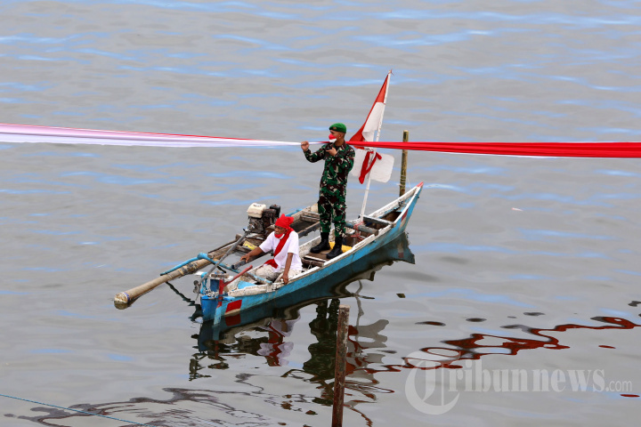Pembentangan Kain Bendera 1.000 Meter di Atas Laut Pantai Losari