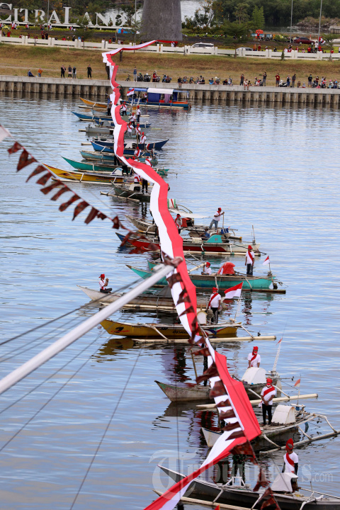 Pembentangan Kain Bendera 1.000 Meter di Atas Laut Pantai Losari