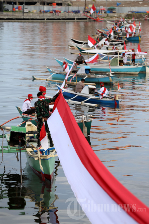 Pembentangan Kain Bendera 1.000 Meter di Atas Laut Pantai Losari
