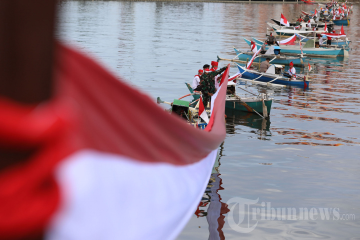 Pembentangan Kain Bendera 1.000 Meter di Atas Laut Pantai Losari
