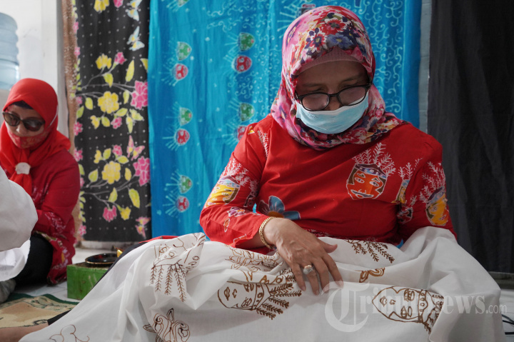 Pemberdayaan Masyarakat dengan Membatik