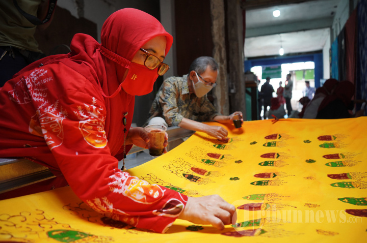 Pemberdayaan Masyarakat dengan Membatik