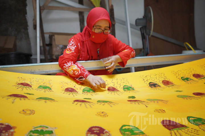Pemberdayaan Masyarakat dengan Membatik