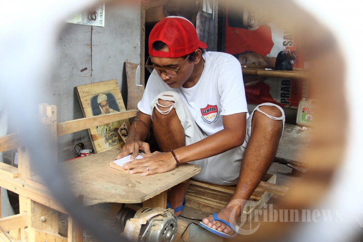 Pembuatan Kacamata Dari Limbah Kayu